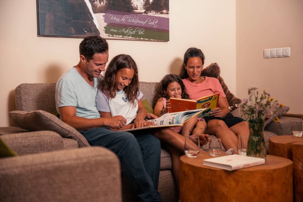 Sendlhofers Bad Hofgastein Familie beim Bücher lesen im Apartment