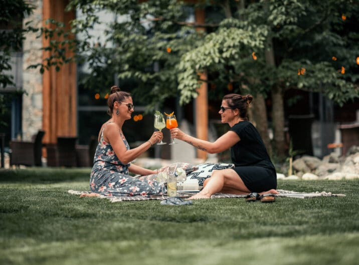 Sendlhofers Bad Hofgastein Frauen mit Aperitif beim Anstoßen im Gastgarten