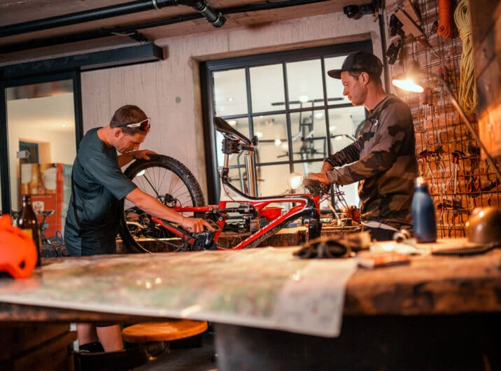 Sendlhofers Bad Hofgastein Männer beim Fahrrad reparieren in der Ski & Bike Werkstatt