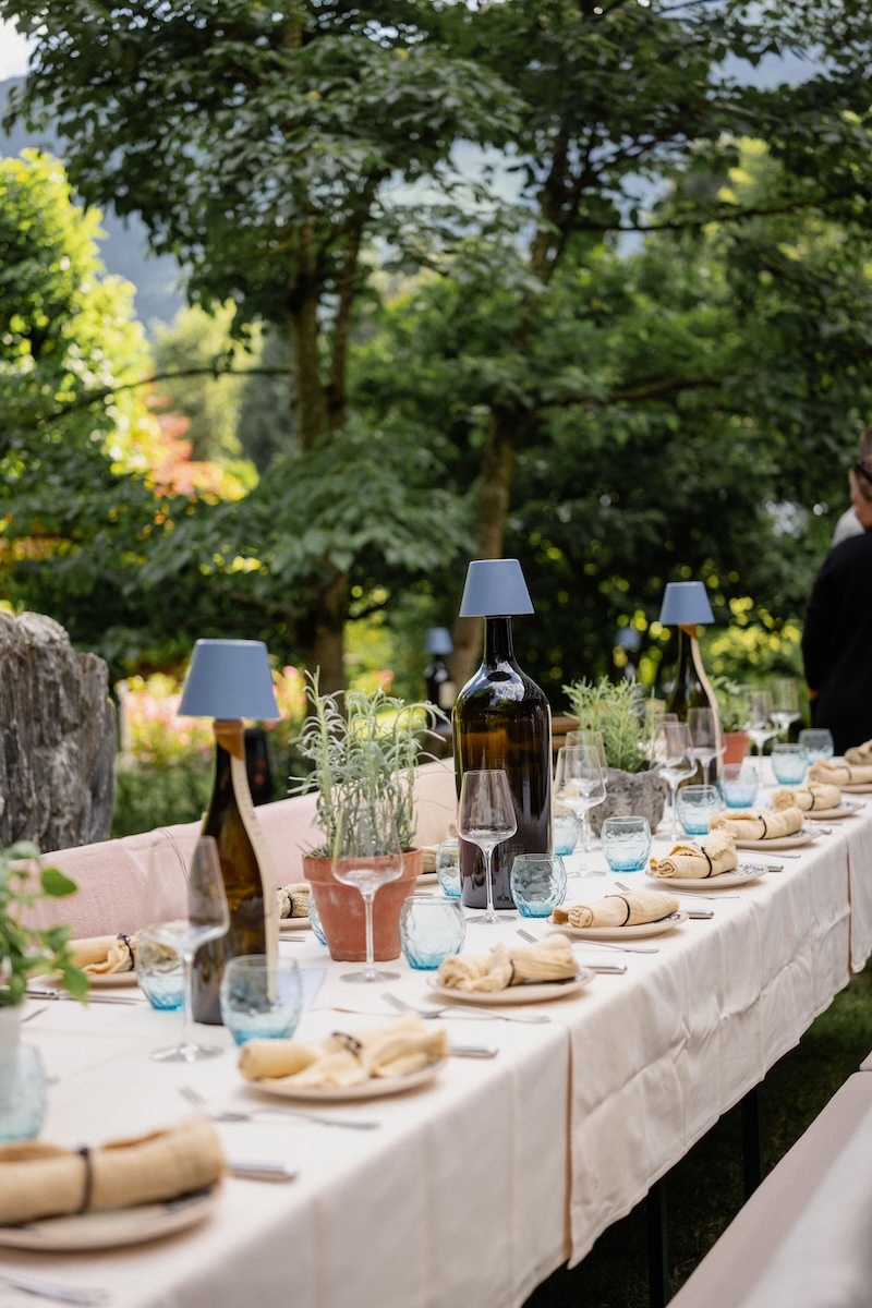Eingedeckte Tafel im Garten von LUKE'S Wohnzimmer