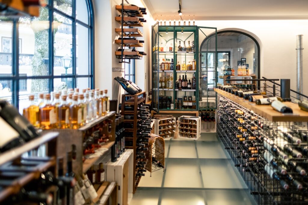 Aufnahme vom Shop "Saftladen" in LUKE'S Wohnzimmer mit Weinen und Spirituosen