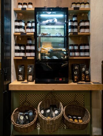 Aufnahme vom Shop "Saftladen" in LUKE'S Wohnzimmer Marmeladen und gekühlten Speisen