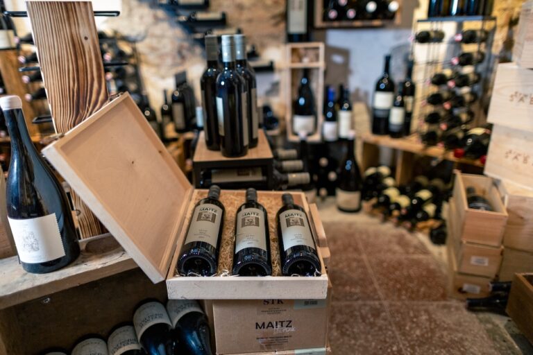 Aufnahme vom Weinlager im Shop "Saftladen" in LUKE'S Wohnzimmer mit Weinen