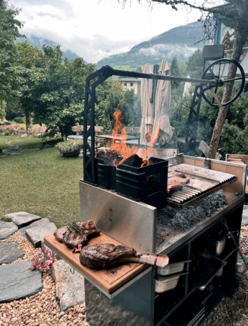 Holzkohlegrill in LUKE'S Garten mit Feuer