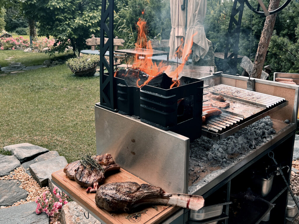 Holzkohlegrill mit Feuer