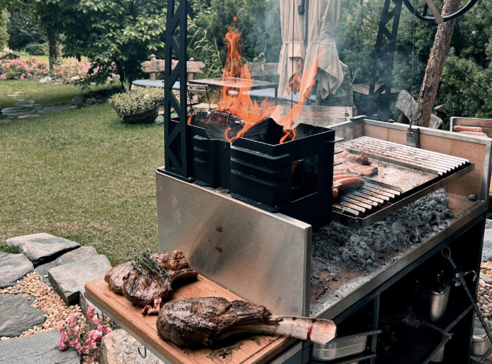 Holzkohlegrill mit Feuer