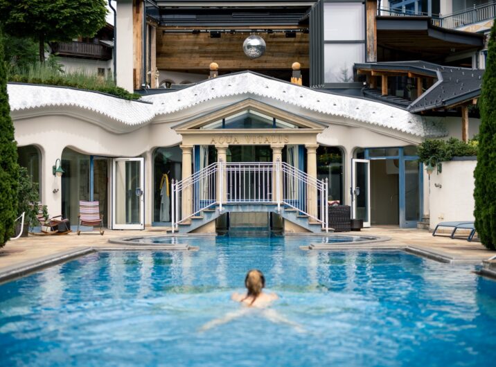 sendlhofers bad hofgastein pool mit discokugel